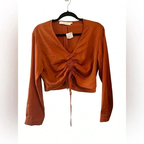 ASTR The Label Long Sleeve Cinched Cropped Top Color Rust Size L NWT - Picture 1 of 5